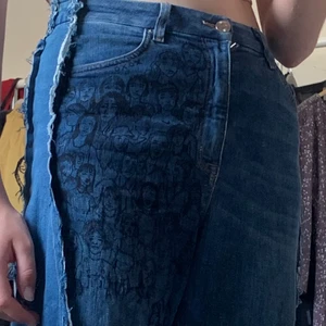 supersnygga jeans - 🚨ALLT PÅ MIN SIDA 30KR!!🚨 lite korta på mig!! Omsydda och målade på!! <33