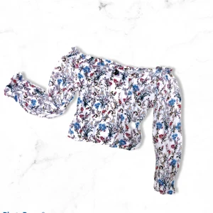 Blommig off shoulder crop top - Blommig kort topp från divaded H&M med resårband vid fållen.  Storlek- XS  Skick - mycket bra   Material- viskos
