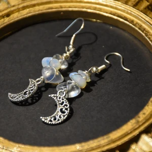 Örhängen månar - Månörhängen med opalite och nickelfria krokar. 