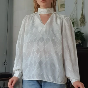 elegant vintageblus - unik vintageblus med ett band vid halsen som knäpps ihop med knappar, v-ringning, markeringar på axlarna å fint diskret skimrande ränder🌻
