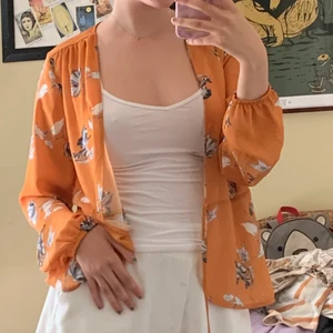 🧡superfin blus från Gina tricot🧡 - 🧡organge blommig blus från Gina tricot i strl 34. Den är jättefin att ha både stängd och öppen!🧡
