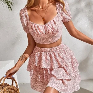 Jätte fint rosa blommigt sett - Rosa blommigt sett från shein som tyvärr inte passade därför säljs det 