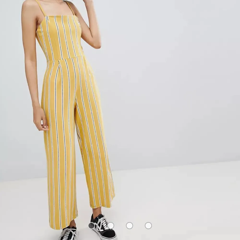 Bershka jumpsuit i mycket bra skick. Perfekt till sommaren 💛 . Toppar.