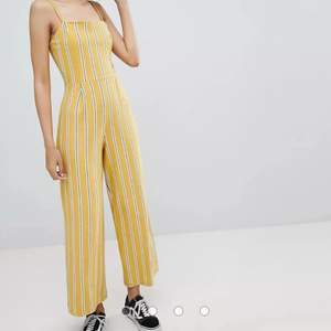 Bershka jumpsuit i mycket bra skick. Perfekt till sommaren 💛 