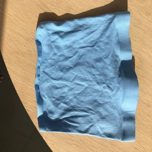 H&M - tubtopp 🌻 - Beställt två tubtoppar från H&M, en blå & en svart. Tyvärr var de för små för mig så säljer vidare båda två 🌻 obs. Har klippt bort lapparna på topparna. 