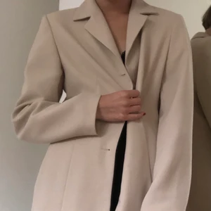 Beige kavaj - Beige/Cremefärgad kavaj köpt second hand, stl finns ej men jag skulle säga damstorlek M ca 🤓