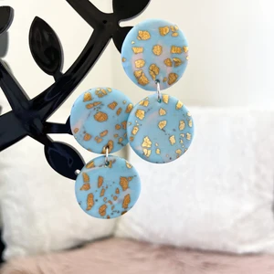 Örhängen  - Material: fimolera     Färg: blå     Frakt 24 kronor