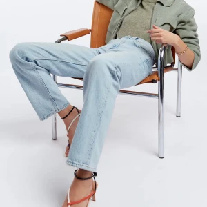 90s highwaist jeans GinaTricot - Ursnygga 90s jeansen från GinaTricot i en jättefin somrigt ljus tvätt! Kommer tyvärr inte till så mycket användning! Köpta för någon månad sedan så använda bara två gånger. Nypris 599kr<3