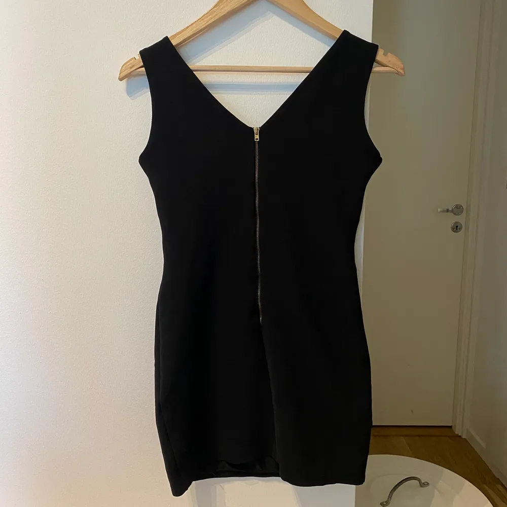 QuZu Collection klänning i storlek 36 endast testad. Den hjälper till att forma kroppen. Väldigt bra kvalitet. . Klänningar.