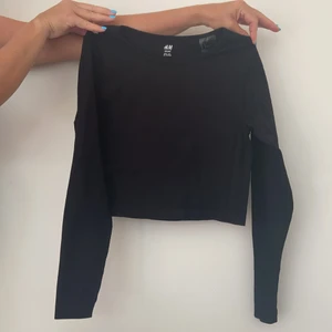 Kroppad tränings tröja - Tränings tröja från HM i storlek L men sitter som en M. Endast använd en gång! 