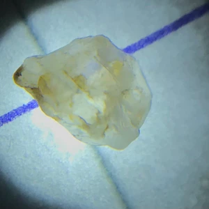 Kvarts stenar!  - Alla stenar som jag lägger upp är fotograferade via en lup. Jag skriver ner rätta storleken här nedan.              Sten nr 1: storlek 8mm x 6 mm - pris 20kr.                       Sten nr 2: storlek 7 mm x 5 mm - pris 20kr.                Sten nr 3: storlek 5 mm x 5 mm - pris 20kr. 