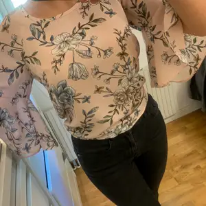 Blus med blommor samt vida armar. Går att knyta där bak för att få den tightare vilket jag gjort på bilden. Den är från Primark och i storleken Xs.