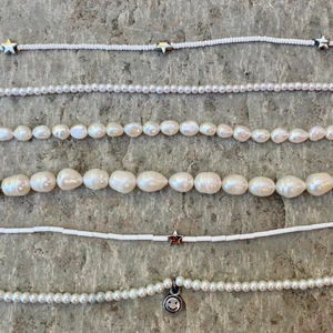 Halsband  - Säljer nu dessa halsbanden som är hemmagjorda. Priset ligger på 85kr styck men dom som är sötvattenspärlor(dom två i mitten) kostar 95kr styck eftersom det är äkta sötvattenspärlor!! och om du vill se hur dom ser ut på så kan jag skicka det till dig. Hoppas ni gillar dom. KRAM                             (halsbanden med sötvattenspärlor är sålda)