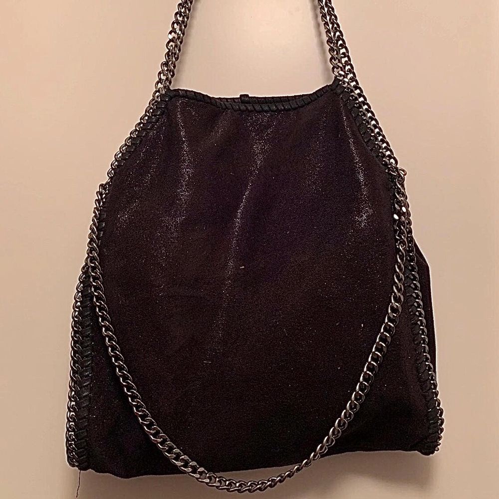 Säljer denna supersöta Stella McCartney liknande väskan!!💕💕 inköpt för ett par år sedan & helt i nyskick, skriv för fler bilder⭐️🪄 väskan är svart & i ett skimrande material ⭐️ RYMLIG😇 säljer pga jag har en likadan fast blå som jag använder dagligen, å eftersom att denna är i så bra skick förtjänar den att bäras oftare!!!❤️ 👉INGA rostade kedjor👈. Väskor.