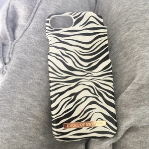 Mobilfodral 6/6s  - Ett ideal of Sweden skal till iPhone 6/6s. Det är lite sönder i hörnet därför säljer jag billigt,i zebramönster,utsidan är i plast o insidan i en sorts läder