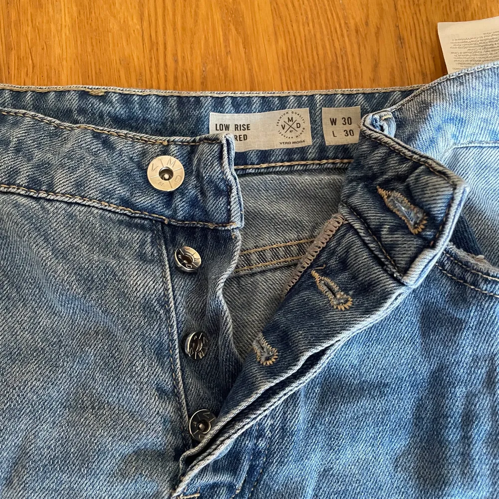 Jeans från Vero Moda. Storlek W- 30, L- 30. Kan mötas upp i Storvreta eller så står köpare för frakt. . Jeans & Byxor.