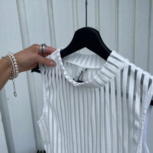 Vit topp - Fin topp från Nelly, endast testad! Går ner till början av mina höfter så inte så jätte lång💓