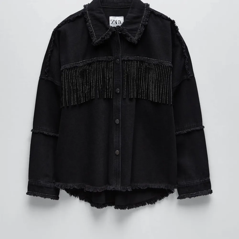 skitsnygg jacka från Zara, köparen står för frakten🥰 ny pris ca 600❤️. Jackor.