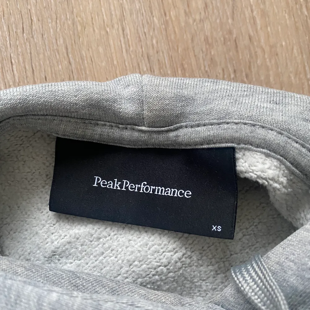 Grå Peak Performance hoddie i stl xs. Bara använd ett fåtal gånger. Köpt från kidsbrandstore för 700, säljer nu för 150. Köparen står för frakten.. Tröjor & Koftor.