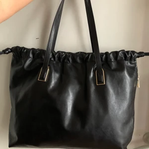 SVART VÄSKA H&M - BLACK BAG H&M