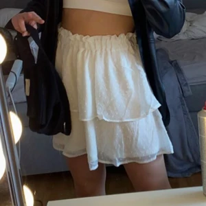 Super fin vit volang kjol, helt slutsåld. - Knappt använd och köpt på h&m. Buda ifrån 150kr.