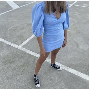 Jeansklänning från zara - Köpte den här klänningen på plick för någon vecka sedan men var för stor:( är i strl 38 o i jeansmaterial💙