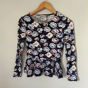 Blommig tröja - Blommig tröja från cubus i storlek 158-164 (ca S) 🌼 Köparen står för frakt