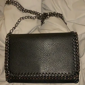 Svart väska - Superfin väska som jag köpt för nått år sen för cirka 500kr, kommer inte till användning längre å säljer därför vidare. Den är använd men i gott skick, DM för fler bilder! Perfekt å ha nu när skoln börjar!🖤