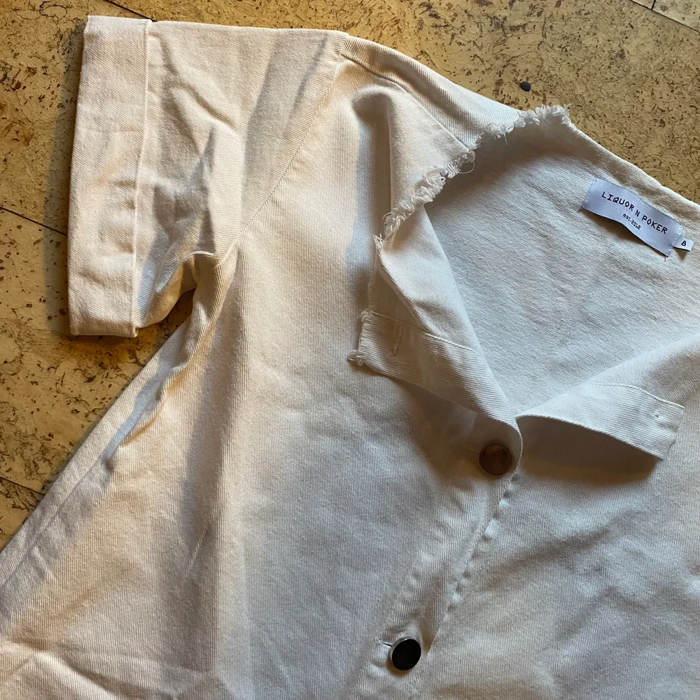 Jättefin vit klänning i jeans/linne material, använd en gång. Storlek 8 men motsvarar S/M 🌼 frakt tillkommer på 66kr. Klänningar.