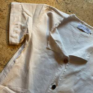 Jättefin vit klänning i jeans/linne material, använd en gång. Storlek 8 men motsvarar S/M 🌼 frakt tillkommer på 66kr