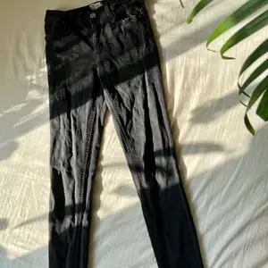 Svarta jeans från Terranova. I storlek 38 men jag tycker snarare att de känns som 36. Ganska stretchigt material, slim fit-modell. Knappen och lappen på insidan är lite slitna, se bild. 💕
