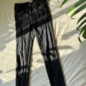 Svarta jeans - Svarta jeans från Terranova. I storlek 38 men jag tycker snarare att de känns som 36. Ganska stretchigt material, slim fit-modell. Knappen och lappen på insidan är lite slitna, se bild. 💕