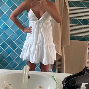 Klänning - Så söt vitklänning, väldigt liten i storlek så passar xs,s