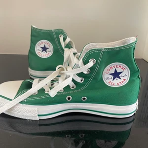 Gröna Converse All-Star - Fina gröna Converse All-Star i bra skick, storlek 38.           Svåra att få tag på och de är bara använda fåtal gånger.  Färgen är ”finare” i verkligheten. Säljer för att dem är för små och säljer ändast vid ett bra pris. Buda i kommentera eller skriv till mig privat 💕