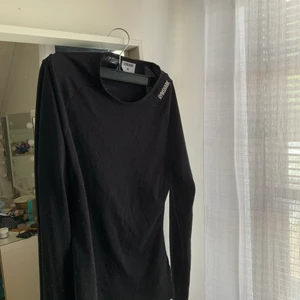 GYMSHARK LONGSLEEVE - Skön långärmad tröja från gymshark, bra skick! Passar även en S. Frakt betalas av köparen! 