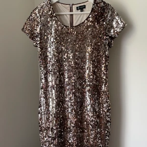 KLÄNNING 40 / 42 STORLEK Design by KappAhl 🖤 - DRESS 40 / 42 SIZE Design by KappAhl 🖤