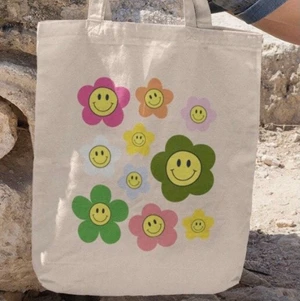 Tygpåse  - Tänkte börja sälja tygpåsar med valfritt motiv. Du väljer en bild på internet som du själv vill ha så fixar jag det på tygpåsen! Finns både svarta och smuts vita tygpåsar! Har än så länge 5 svarta och 2 ”vita”. Kontakta mig vid frågor 