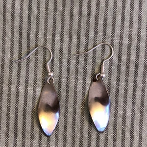 Hemma gjorda örhängen  - Ett par hemmagjorda örhängen💖 nickelfria hängare💖 Samfrakter gärna! 