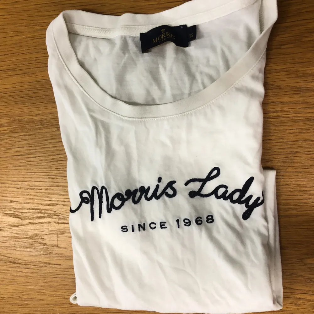2-pack Morris lady t-shirts, rosa är i storlek S och vita är i storlek XS. T-shirts.
