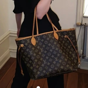 Äkta Louis Vuitton väska classic design - I nästan helt nyskick kan fixa bättre foton och Dustbag finns💗💗💙💙 pris e aldrig satt i sten så det är bara att skriva vad du skulle kunna tänka dig betala💗💗💗