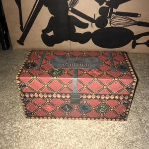 Quidditch Set - Ett jättefint quidditch set i superfint skick! Alla bollar går att ta ur lådan förutom den gyllene kvicken som tyvärr bara är mer en dekoration. Går att öppna lådan utan nycklar men 2 st nycklar medföljer i lådan!:) (ej kollat upp vikt så fraktpriset kan variera)🥰