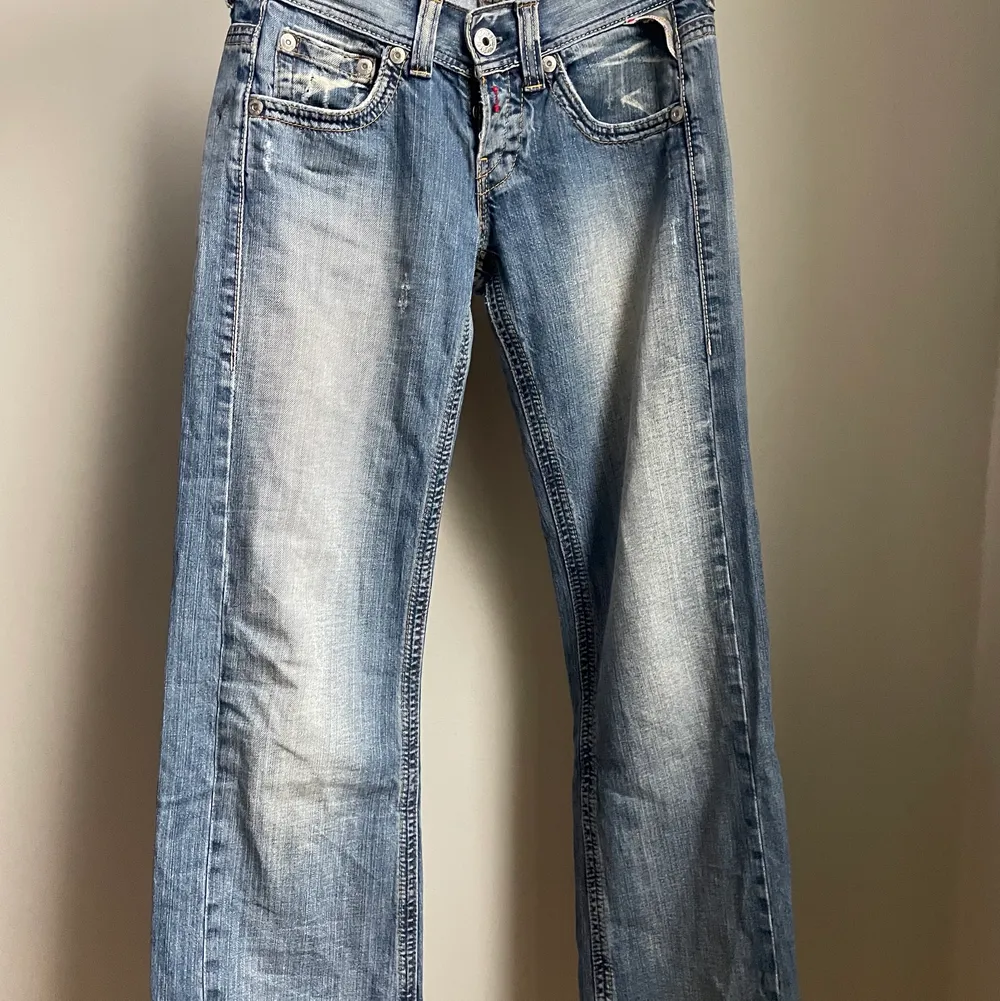 INTRESSEKOLL 💖 Supersnygga raka low-Waits replay jeans 💖 Dem är använda en del men i jättebra skick, stl w27 l34 ( ca 36 i vanliga storlekar ) och är lagom långa på mig som är ca 177 cm. Säljer pga av att jag inte använder dem så mycket längre 💖. Jeans & Byxor.