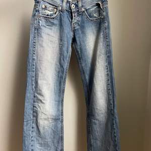 INTRESSEKOLL 💖 Supersnygga raka low-Waits replay jeans 💖 Dem är använda en del men i jättebra skick, stl w27 l34 ( ca 36 i vanliga storlekar ) och är lagom långa på mig som är ca 177 cm. Säljer pga av att jag inte använder dem så mycket längre 💖