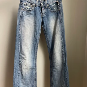 Straight jeans - INTRESSEKOLL 💖 Supersnygga raka low-Waits replay jeans 💖 Dem är använda en del men i jättebra skick, stl w27 l34 ( ca 36 i vanliga storlekar ) och är lagom långa på mig som är ca 177 cm. Säljer pga av att jag inte använder dem så mycket längre 💖