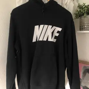 Säljer min nike hoodie som är köpt second hand i Malmö. Storek XL men tycker den mer sitter som en M/L. Något urtvättad men det gör den bara snyggare