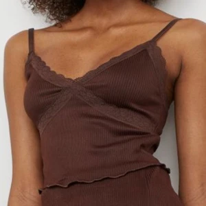 Brunt linne från H&M i strl M - Jag säljer mitt snygga bruna linne från H&M 🤎🤎 Kolla in mina andra auktioner också!