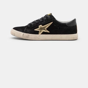 Les temps des cerises  - Använd ett fåtal gånger, så i jättebra skick! Helst slutsålda i alla storlekar, storlek är 37 men passar nog en 37.5 och 38 med!  