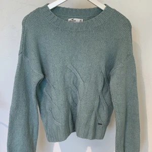 Stickad tröja från hollister 🎸💙 - Finaste tröjan från hollister!! säljer för används tyvärr inte, storlek XS men sitter relativt normalt på mig som vanligtvis är XS/S så den går att ha för många storlekar! Relativt tjock stickad och väldigt bra kvalité! Köparen står för frakten 💙💙 priset kan diskuteras