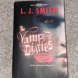 Bok - Vampire Diaries bok. Boken är uppdelad så det är två böcker i 1. Frakt 66kr