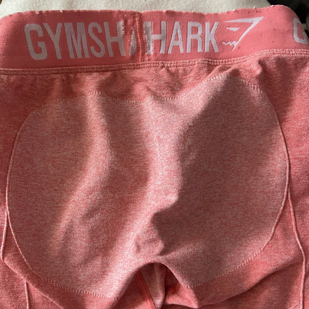 Säljer mina Gymshark tights i stl. S. Använda men fint skick och de sitter som en smäck. Passar den som har S/M i tights, stretchiga. Fraktas 📦. Jeans & Byxor.